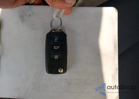 2013 Volkswagen Beetle 2.5L Entry z USA, uszkodzony, nr VIN 3VWFP7AT8DM663369